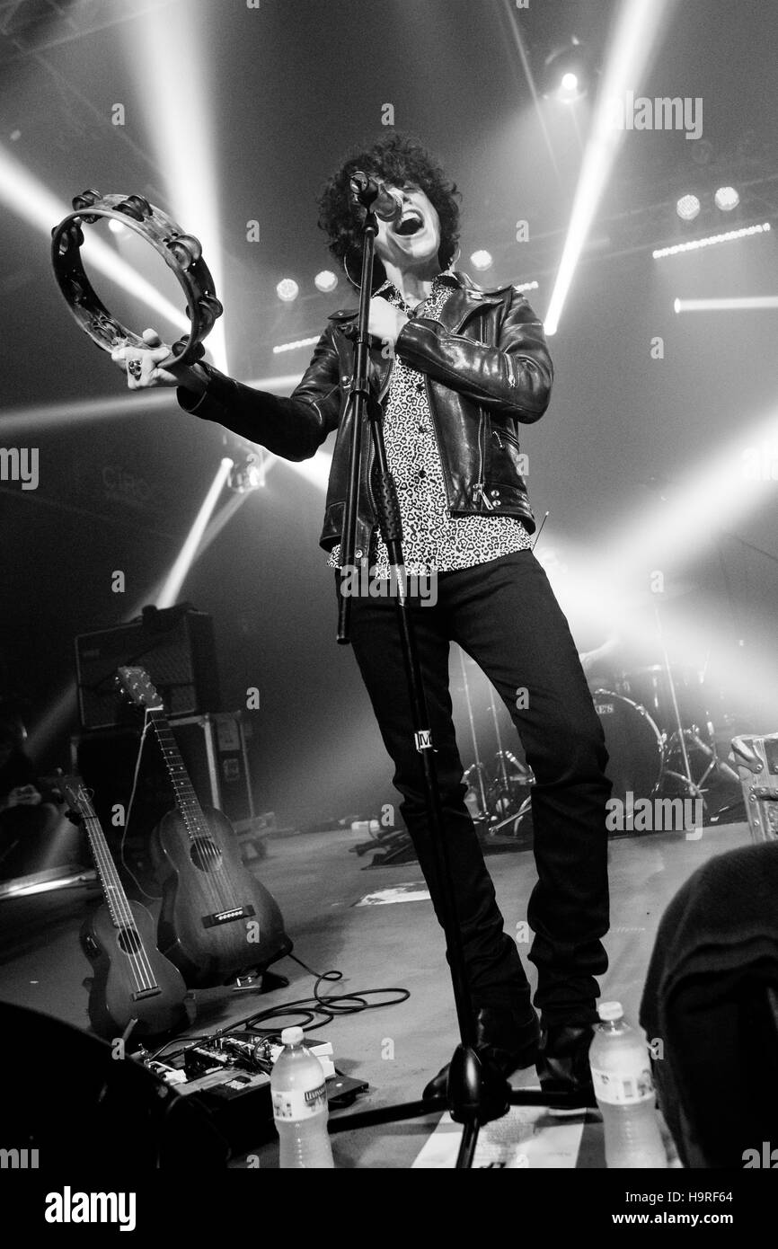 Milano Italia. Il 24 novembre 2016. Il cantante-cantautore Laura Pergolizzi noto sul palco come LP esegue dal vivo sul palco ar Magazzini Generali al presenr il suo nuovo album "perso su di voi' Credit: Rodolfo Sassano/Alamy Live News Foto Stock