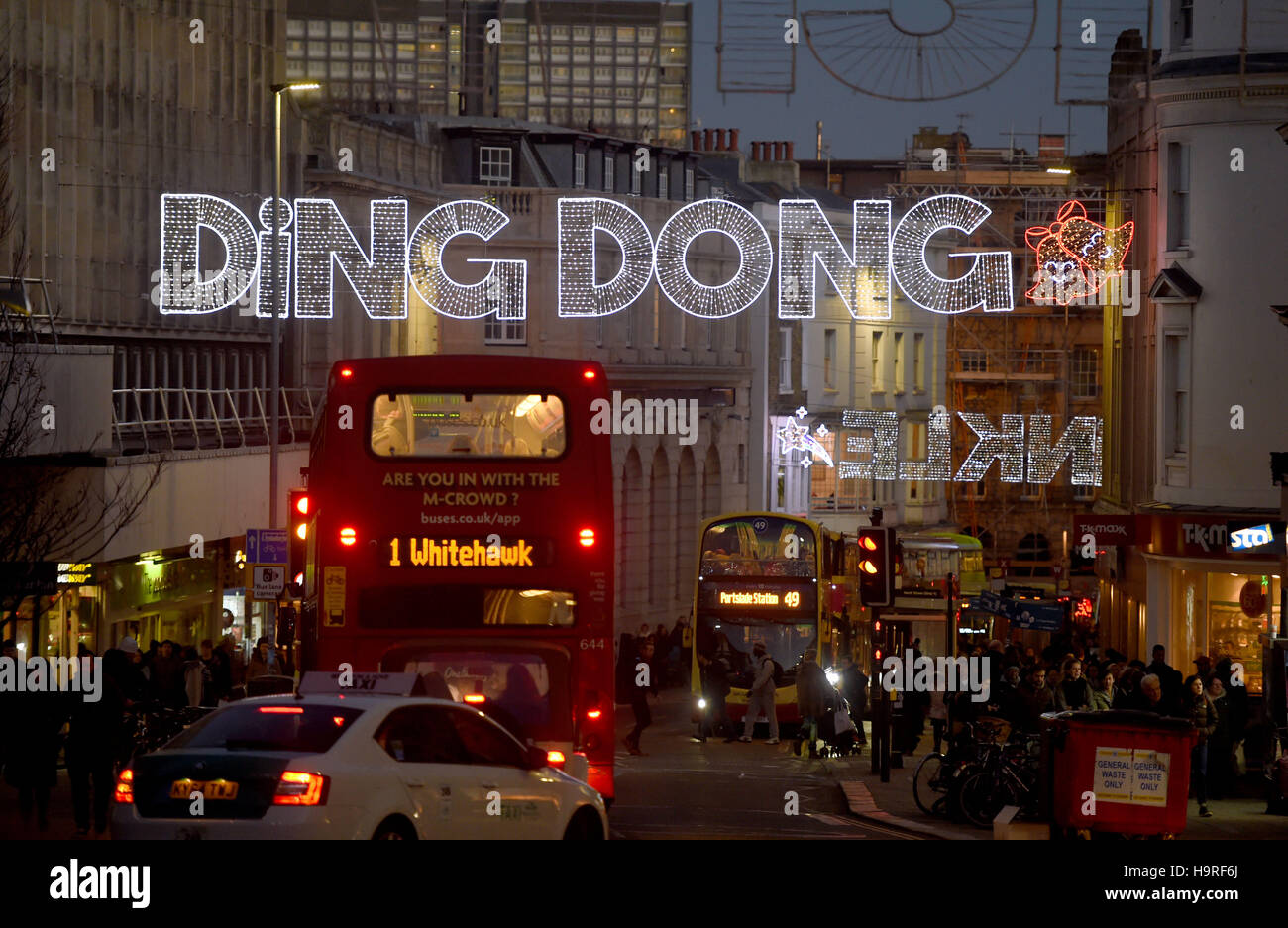 Brighton Sussex, Regno Unito. 25 Nov, 2016. Brighton Luci di Natale in North Street includono un set con il famoso Ding Dong slogan di attore lesie Phillips come testa di acquirenti a casa dopo il Black Friday shopping nella città Credito: Simon Dack/Alamy Live News Foto Stock