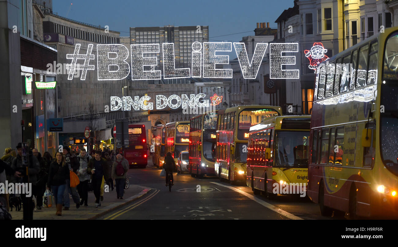 Brighton Sussex, Regno Unito. 25 Nov, 2016. Brighton Luci di Natale in North Street includono un set con il famoso Ding Dong slogan di attore lesie Phillips come testa di acquirenti a casa dopo il Black Friday shopping nella città Credito: Simon Dack/Alamy Live News Foto Stock