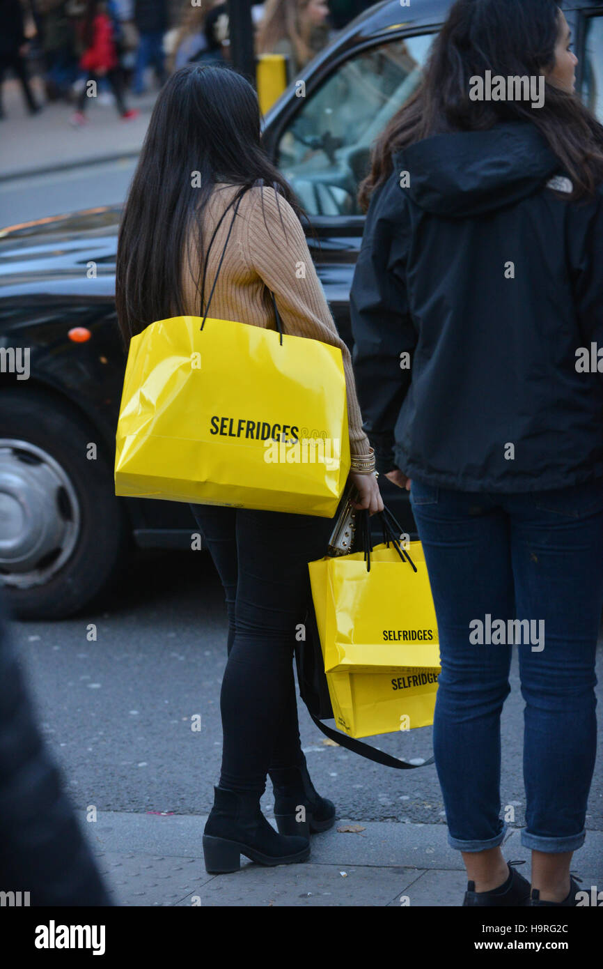 Oxford Street, Londra, Regno Unito. 25 Novembre, 2016. Venerdì nero vendite sul London Oxford Street, negozi aperti a 8am Foto Stock