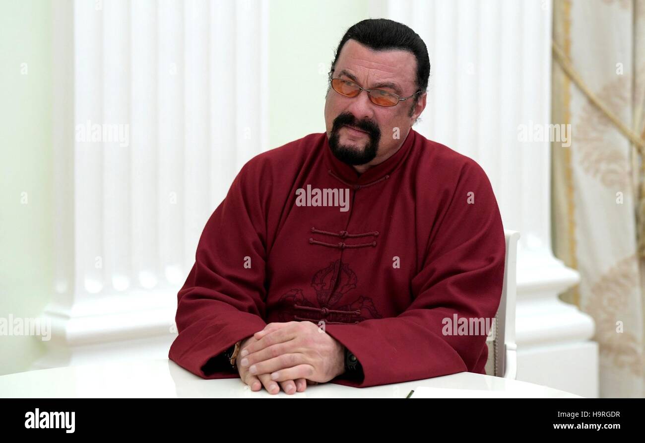 Attore americano Steven Seagal ascolta il presidente russo Vladimir Putin durante una visita al Cremlino Novembre 25, 2016 a Mosca, in Russia. Durante la riunione di Putin ha presentato un passaporto russo a Seagal facendo di lui un cittadino russo. Foto Stock