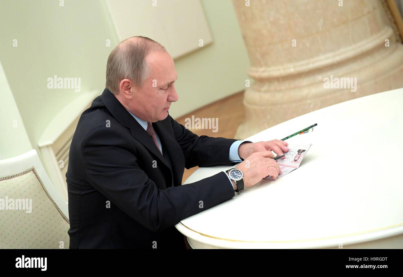 Il presidente russo Vladimir Putin firma un passaporto russo per attore americano Steven Seagal concessione a lui la cittadinanza durante un incontro al Cremlino Novembre 25, 2016 a Mosca, in Russia. Foto Stock