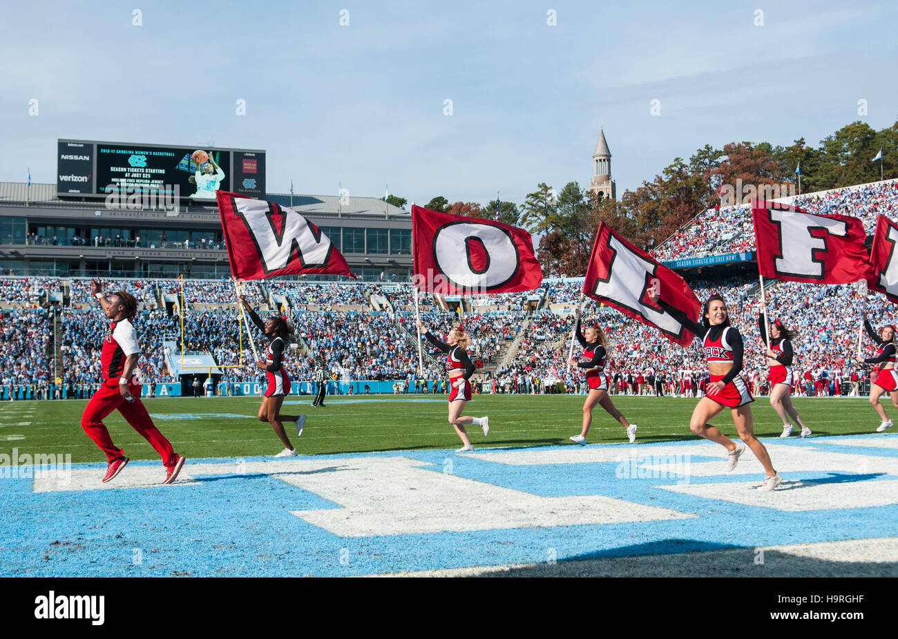 Chapel Hill, North Carolina, USA. 25 Nov, 2016. Nov. 25, 2016 - Chapel Hill, N.C., STATI UNITI D'AMERICA - North Carolina State Wolfpack cheerleaders celebrare un touchdown durante la prima metà di un NCAA Football gioco tra il North Carolina Tar Heels e il N.C. Wolfpack stato a Kenan Memorial Stadium di Chapel Hill, N.C. N.C. Lo stato ha vinto il gioco 28-21. © Timothy L. Hale/ZUMA filo/Alamy Live News Foto Stock