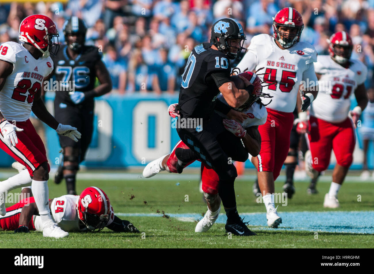 Chapel Hill, North Carolina, USA. 25 Nov, 2016. Nov. 25, 2016 - Chapel Hill, N.C., STATI UNITI D'AMERICA - North Carolina Tar Heels quarterback Mitch Trubisky (10) corre per un grande guadagno durante la prima metà di un NCAA Football gioco tra il North Carolina Tar Heels e il N.C. Wolfpack stato a Kenan Memorial Stadium di Chapel Hill, N.C. N.C. Lo stato ha vinto il gioco 28-21. © Timothy L. Hale/ZUMA filo/Alamy Live News Foto Stock