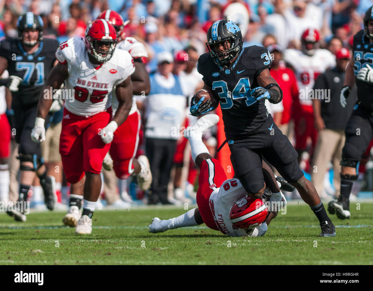 Chapel Hill, North Carolina, USA. 25 Nov, 2016. Nov. 25, 2016 - Chapel Hill, N.C., STATI UNITI D'AMERICA - North Carolina Tar Heels running back Elia cappa (34) trova in esecuzione camera durante la prima metà di un NCAA Football gioco tra il North Carolina Tar Heels e il N.C. Wolfpack stato a Kenan Memorial Stadium di Chapel Hill, N.C. N.C. Lo stato ha vinto il gioco 28-21. © Timothy L. Hale/ZUMA filo/Alamy Live News Foto Stock