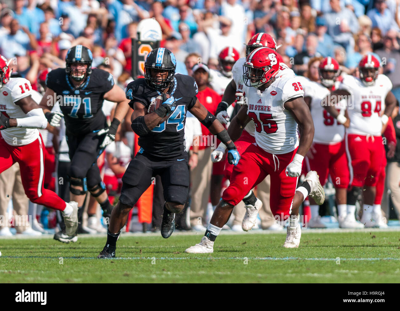 Chapel Hill, North Carolina, USA. 25 Nov, 2016. Nov. 25, 2016 - Chapel Hill, N.C., STATI UNITI D'AMERICA - North Carolina Tar Heels running back Elia cappa (34) trova in esecuzione camera durante la prima metà di un NCAA Football gioco tra il North Carolina Tar Heels e il N.C. Wolfpack stato a Kenan Memorial Stadium di Chapel Hill, N.C. N.C. Lo stato ha vinto il gioco 28-21. © Timothy L. Hale/ZUMA filo/Alamy Live News Foto Stock