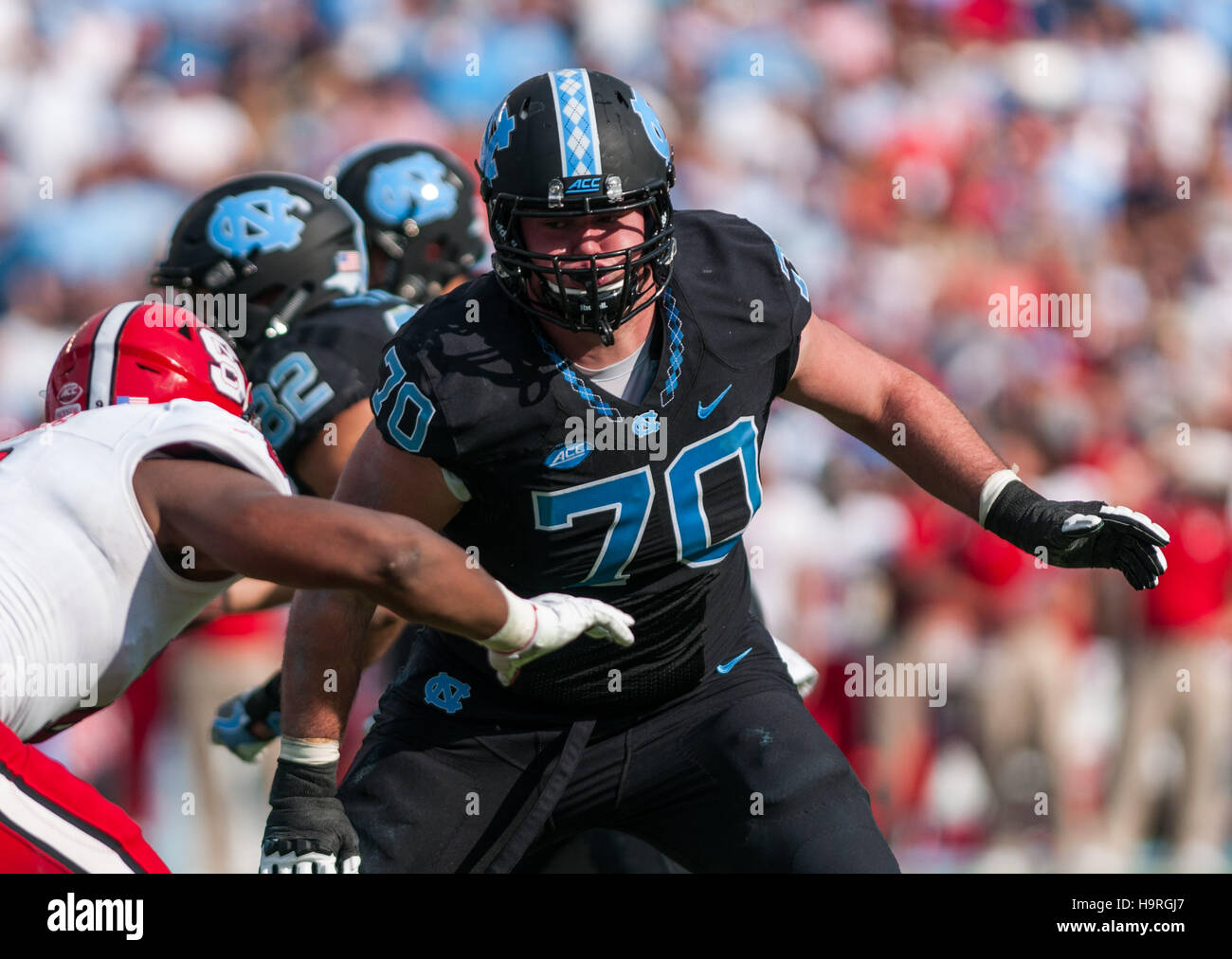 Chapel Hill, North Carolina, USA. 25 Nov, 2016. Nov. 25, 2016 - Chapel Hill, N.C., STATI UNITI D'AMERICA - North Carolina Tar Heels offensive lineman Caleb Peterson (70) fornisce protezione pass durante la prima metà di un NCAA Football gioco tra il North Carolina Tar Heels e il N.C. Wolfpack stato a Kenan Memorial Stadium di Chapel Hill, N.C. N.C. Lo stato ha vinto il gioco 28-21. © Timothy L. Hale/ZUMA filo/Alamy Live News Foto Stock