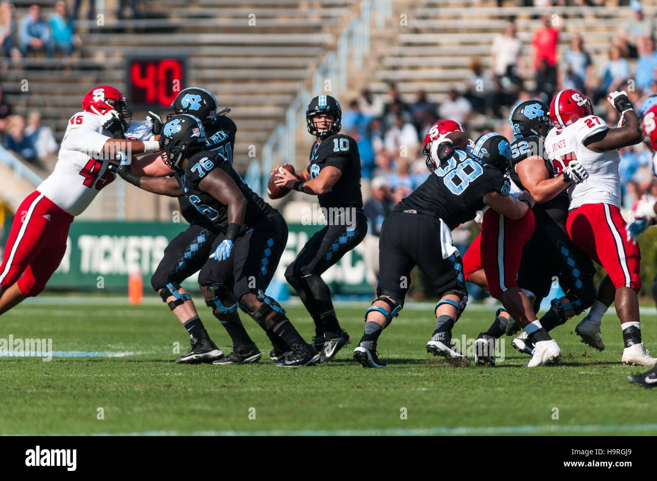 Chapel Hill, North Carolina, USA. 25 Nov, 2016. Nov. 25, 2016 - Chapel Hill, N.C., STATI UNITI D'AMERICA - North Carolina Tar Heels quarterback Mitch Trubisky (10) guarda per un ricevitore durante la prima metà di un NCAA Football gioco tra il North Carolina Tar Heels e il N.C. Wolfpack stato a Kenan Memorial Stadium di Chapel Hill, N.C. N.C. Lo stato ha vinto il gioco 28-21. © Timothy L. Hale/ZUMA filo/Alamy Live News Foto Stock