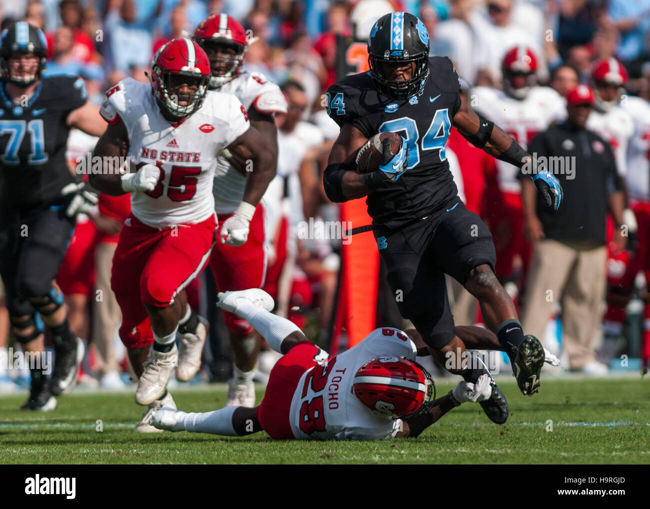 Chapel Hill, North Carolina, USA. 25 Nov, 2016. Nov. 25, 2016 - Chapel Hill, N.C., STATI UNITI D'AMERICA - North Carolina Tar Heels running back Elia cappa (34) trova in esecuzione camera durante la prima metà di un NCAA Football gioco tra il North Carolina Tar Heels e il N.C. Wolfpack stato a Kenan Memorial Stadium di Chapel Hill, N.C. N.C. Lo stato ha vinto il gioco 28-21. © Timothy L. Hale/ZUMA filo/Alamy Live News Foto Stock