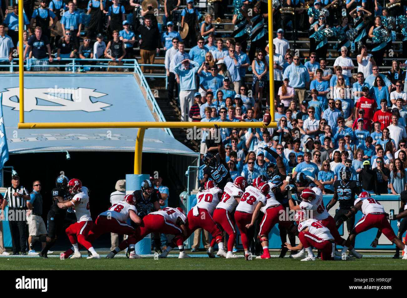 Chapel Hill, North Carolina, USA. 25 Nov, 2016. Nov. 25, 2016 - Chapel Hill, N.C., STATI UNITI D'AMERICA - North Carolina State Wolfpack luogo kicker Connor Haskins (33) converte un extra-punto durante la prima metà di un NCAA Football gioco tra il North Carolina Tar Heels e il N.C. Wolfpack stato a Kenan Memorial Stadium di Chapel Hill, N.C. N.C. Lo stato ha vinto il gioco 28-21. © Timothy L. Hale/ZUMA filo/Alamy Live News Foto Stock