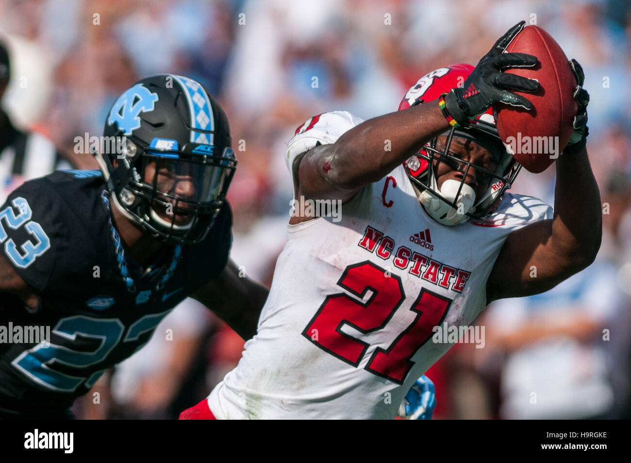 Chapel Hill, North Carolina, USA. 25 Nov, 2016. Nov. 25, 2016 - Chapel Hill, N.C., STATI UNITI D'AMERICA - North Carolina State Wolfpack running back Matteo Dayes (21) immersioni per un touchdown durante la prima metà di un NCAA Football gioco tra il North Carolina Tar Heels e il N.C. Wolfpack stato a Kenan Memorial Stadium di Chapel Hill, N.C. N.C. Lo stato ha vinto il gioco 28-21. © Timothy L. Hale/ZUMA filo/Alamy Live News Foto Stock
