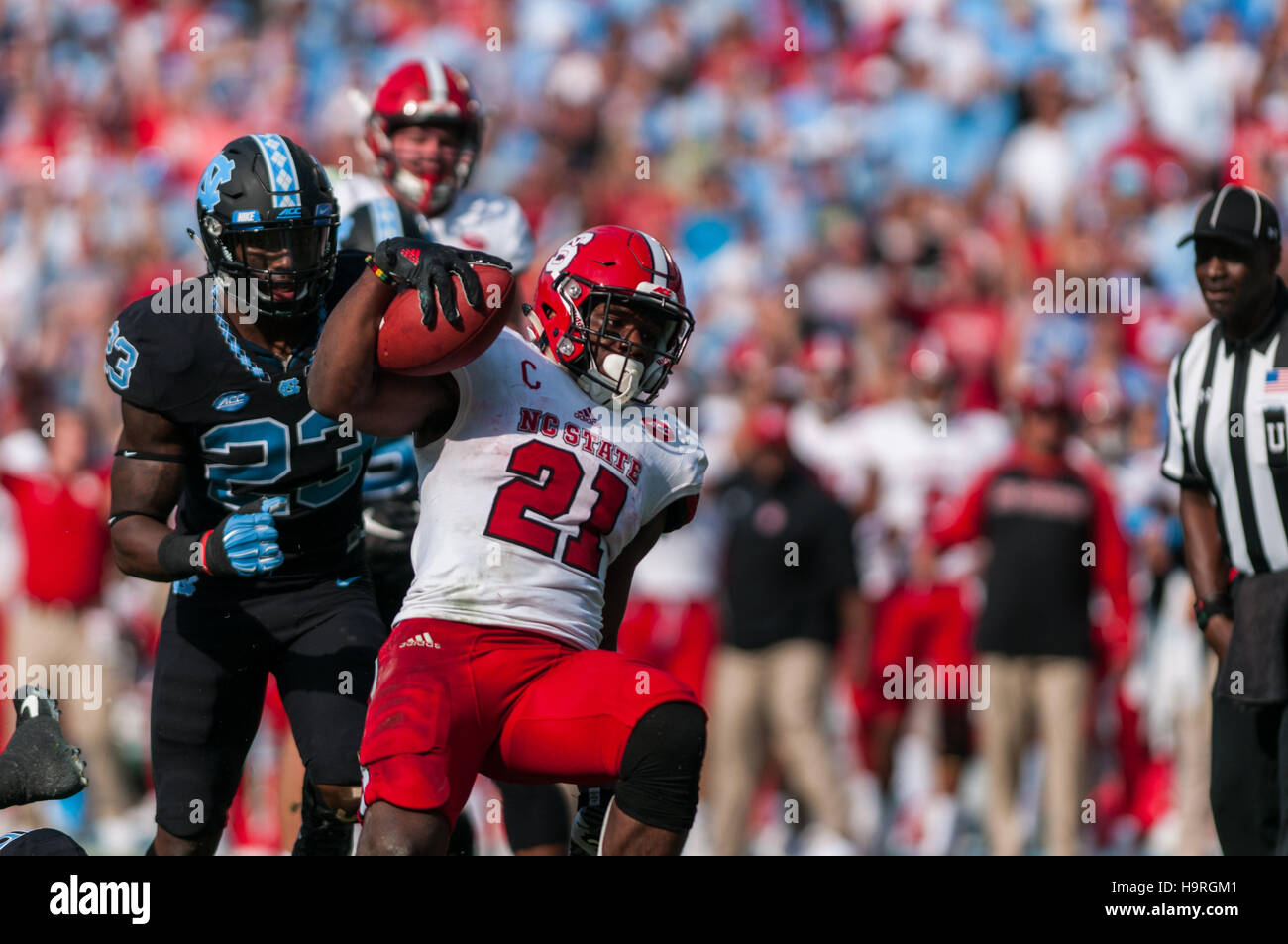 Chapel Hill, North Carolina, USA. 25 Nov, 2016. Nov. 25, 2016 - Chapel Hill, N.C., STATI UNITI D'AMERICA - North Carolina State Wolfpack running back Matteo Dayes (21) mantiene i suoi piedi di segnare un touchdown durante la prima metà di un NCAA Football gioco tra il North Carolina Tar Heels e il N.C. Wolfpack stato a Kenan Memorial Stadium di Chapel Hill, N.C. N.C. Lo stato ha vinto il gioco 28-21. © Timothy L. Hale/ZUMA filo/Alamy Live News Foto Stock