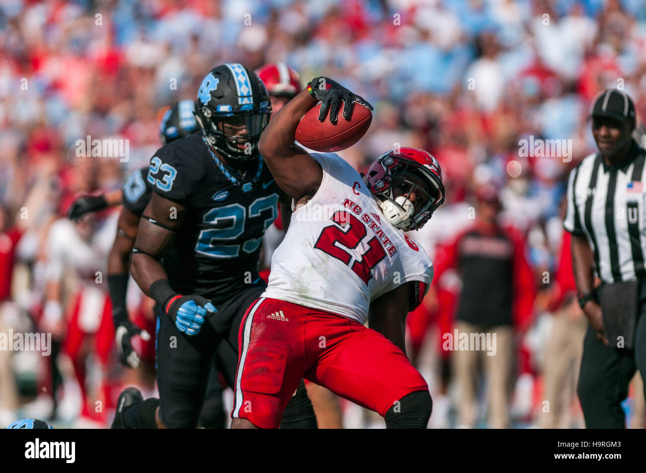 Chapel Hill, North Carolina, USA. 25 Nov, 2016. Nov. 25, 2016 - Chapel Hill, N.C., STATI UNITI D'AMERICA - North Carolina State Wolfpack running back Matteo Dayes (21) mantiene i suoi piedi di segnare un touchdown durante la prima metà di un NCAA Football gioco tra il North Carolina Tar Heels e il N.C. Wolfpack stato a Kenan Memorial Stadium di Chapel Hill, N.C. N.C. Lo stato ha vinto il gioco 28-21. © Timothy L. Hale/ZUMA filo/Alamy Live News Foto Stock