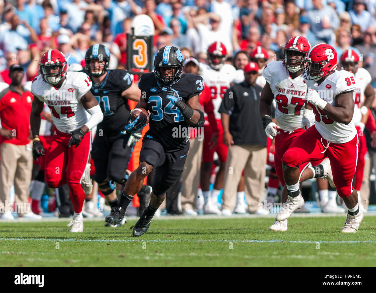 Chapel Hill, North Carolina, USA. 25 Nov, 2016. Nov. 25, 2016 - Chapel Hill, N.C., STATI UNITI D'AMERICA - North Carolina Tar Heels running back Elia cappa (34) trova in esecuzione camera durante la prima metà di un NCAA Football gioco tra il North Carolina Tar Heels e il N.C. Wolfpack stato a Kenan Memorial Stadium di Chapel Hill, N.C. N.C. Lo stato ha vinto il gioco 28-21. © Timothy L. Hale/ZUMA filo/Alamy Live News Foto Stock