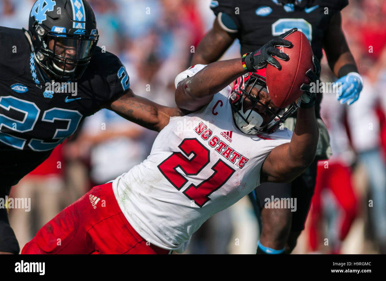 Chapel Hill, North Carolina, USA. 25 Nov, 2016. Nov. 25, 2016 - Chapel Hill, N.C., STATI UNITI D'AMERICA - North Carolina State Wolfpack running back Matteo Dayes (21) immersioni per un touchdown durante la prima metà di un NCAA Football gioco tra il North Carolina Tar Heels e il N.C. Wolfpack stato a Kenan Memorial Stadium di Chapel Hill, N.C. N.C. Lo stato ha vinto il gioco 28-21. © Timothy L. Hale/ZUMA filo/Alamy Live News Foto Stock