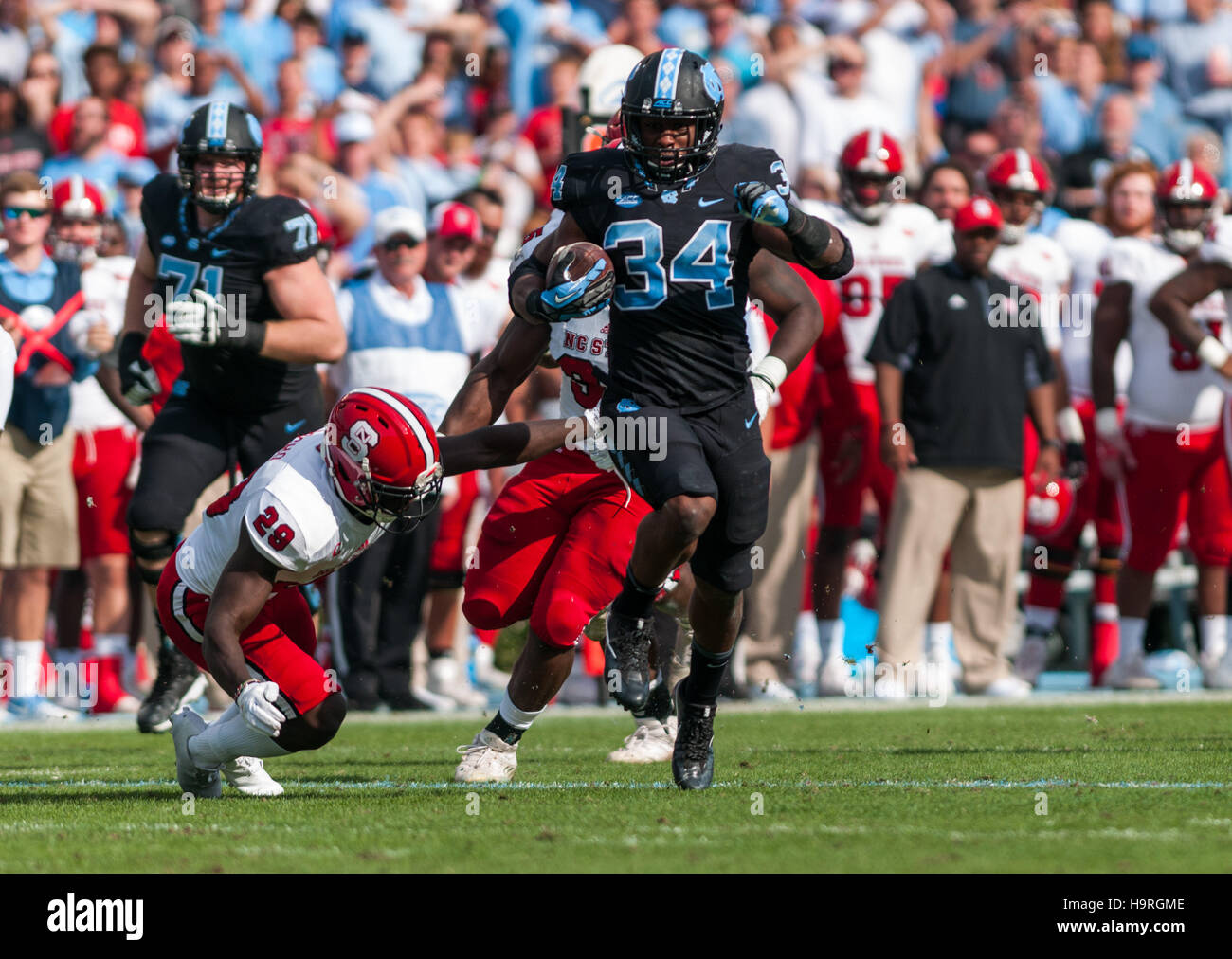 Chapel Hill, North Carolina, USA. 25 Nov, 2016. Nov. 25, 2016 - Chapel Hill, N.C., STATI UNITI D'AMERICA - North Carolina Tar Heels running back Elia cappa (34) trova in esecuzione camera durante la prima metà di un NCAA Football gioco tra il North Carolina Tar Heels e il N.C. Wolfpack stato a Kenan Memorial Stadium di Chapel Hill, N.C. N.C. Lo stato ha vinto il gioco 28-21. © Timothy L. Hale/ZUMA filo/Alamy Live News Foto Stock