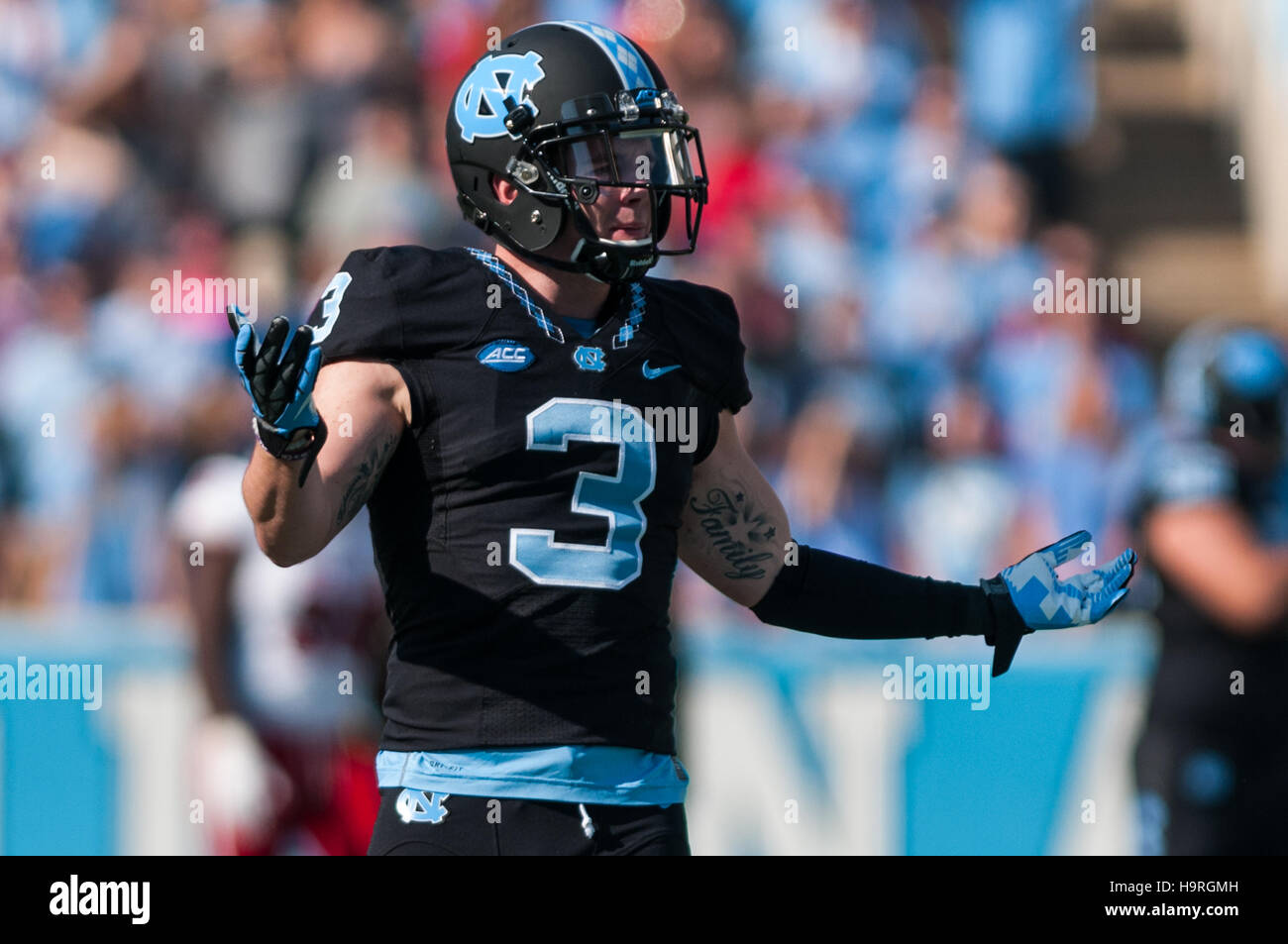 Chapel Hill, North Carolina, USA. 25 Nov, 2016. Nov. 25, 2016 - Chapel Hill, N.C., STATI UNITI D'AMERICA - North Carolina Tar Heels wide receiver Ryan Svizz (3) guarda per un pass chiamata interferenza durante la prima metà di un NCAA Football gioco tra il North Carolina Tar Heels e il N.C. Wolfpack stato a Kenan Memorial Stadium di Chapel Hill, N.C. N.C. Lo stato ha vinto il gioco 28-21. © Timothy L. Hale/ZUMA filo/Alamy Live News Foto Stock