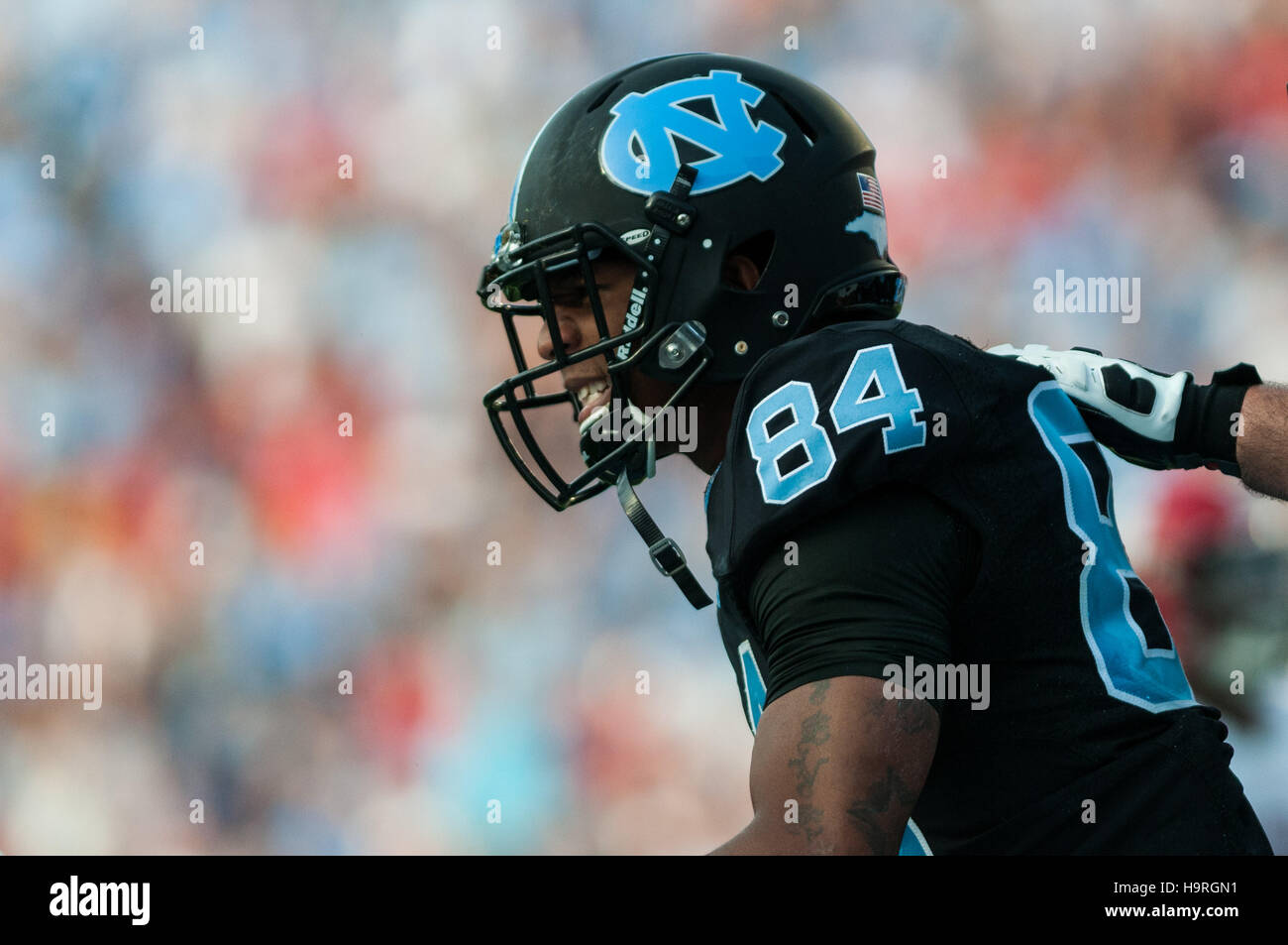 Chapel Hill, North Carolina, USA. 25 Nov, 2016. Nov. 25, 2016 - Chapel Hill, N.C., STATI UNITI D'AMERICA - North Carolina Tar Heels wide receiver Bug Howard (84) si congratula dopo segnando un touchdown durante la seconda metà di un NCAA Football gioco tra il North Carolina Tar Heels e il N.C. Wolfpack stato a Kenan Memorial Stadium di Chapel Hill, N.C. N.C. Lo stato ha vinto il gioco 28-21. © Timothy L. Hale/ZUMA filo/Alamy Live News Foto Stock