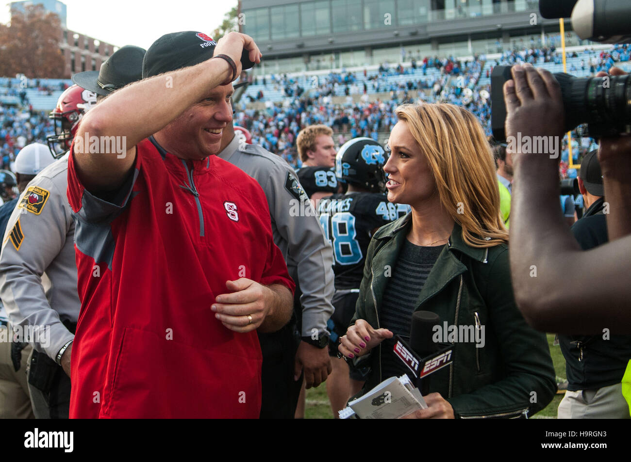 Chapel Hill, North Carolina, USA. 25 Nov, 2016. Nov. 25, 2016 - Chapel Hill, N.C., STATI UNITI D'AMERICA - North Carolina State Wolfpack head coach Dave Doeren è intervistato da una troupe televisiva dopo un NCAA Football gioco tra il North Carolina Tar Heels e il N.C. Wolfpack stato a Kenan Memorial Stadium di Chapel Hill, N.C. N.C. Lo stato ha vinto il gioco 28-21. © Timothy L. Hale/ZUMA filo/Alamy Live News Foto Stock