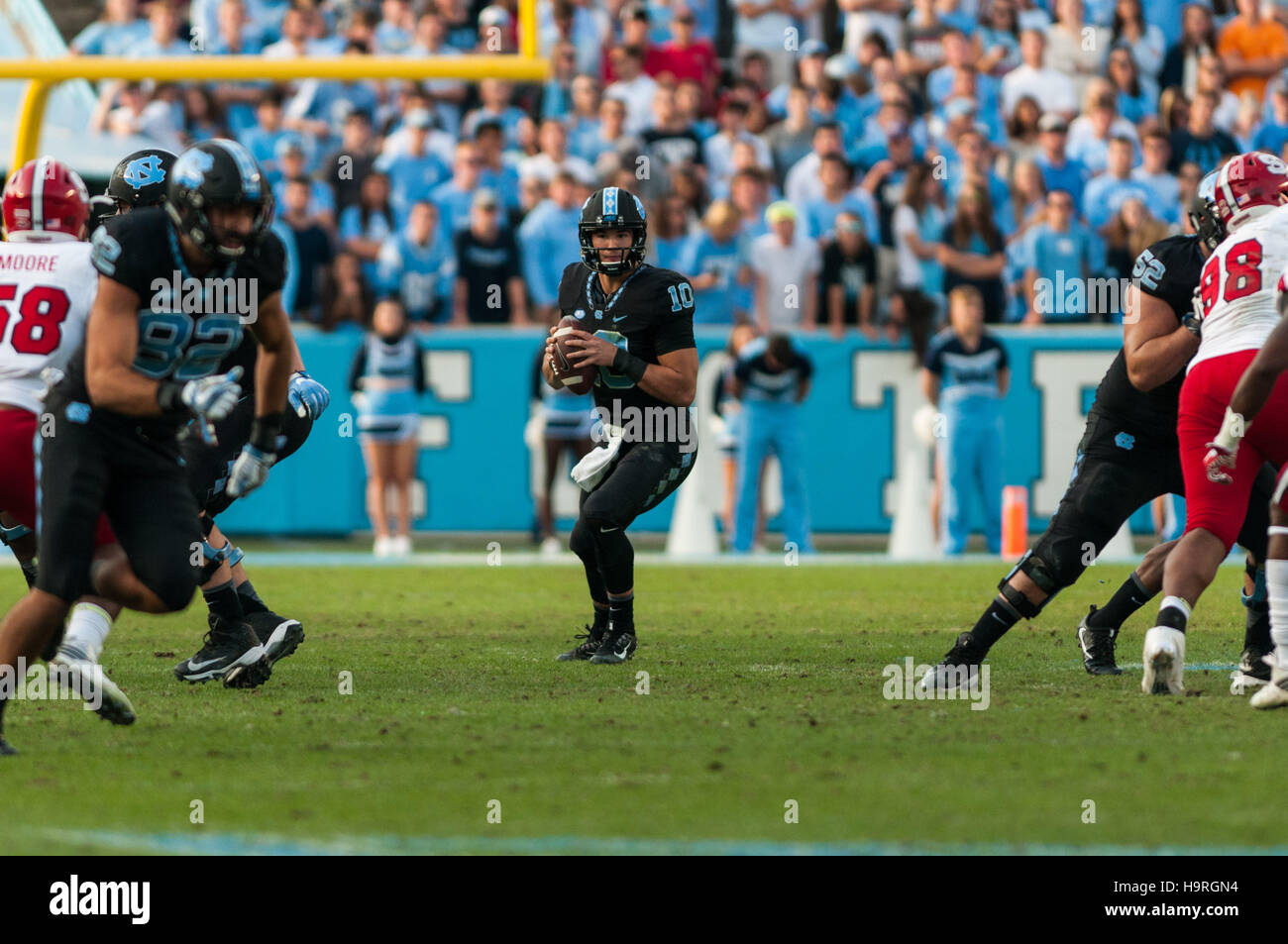 Chapel Hill, North Carolina, USA. 25 Nov, 2016. Nov. 25, 2016 - Chapel Hill, N.C., STATI UNITI D'AMERICA - North Carolina Tar Heels quarterback Mitch Trubisky (10) guarda per un ricevitore durante la seconda metà di un NCAA Football gioco tra il North Carolina Tar Heels e il N.C. Wolfpack stato a Kenan Memorial Stadium di Chapel Hill, N.C. N.C. Lo stato ha vinto il gioco 28-21. © Timothy L. Hale/ZUMA filo/Alamy Live News Foto Stock