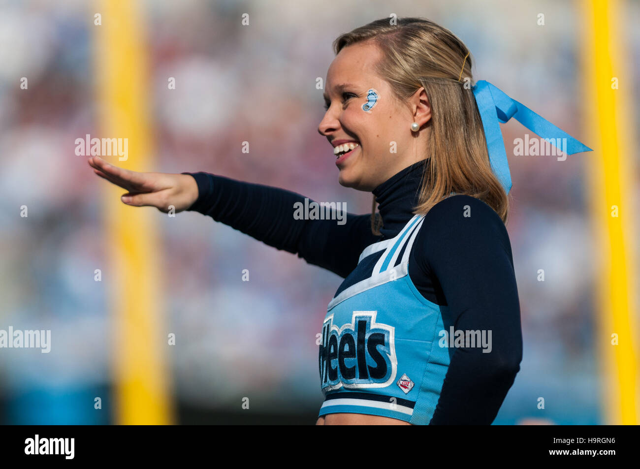 Chapel Hill, North Carolina, USA. 25 Nov, 2016. Nov. 25, 2016 - Chapel Hill, N.C., STATI UNITI D'AMERICA - North Carolina Tar Heels cheerleader ottiene la folla fired up durante la seconda metà di un NCAA Football gioco tra il North Carolina Tar Heels e il N.C. Wolfpack stato a Kenan Memorial Stadium di Chapel Hill, N.C. N.C. Lo stato ha vinto il gioco 28-21. © Timothy L. Hale/ZUMA filo/Alamy Live News Foto Stock