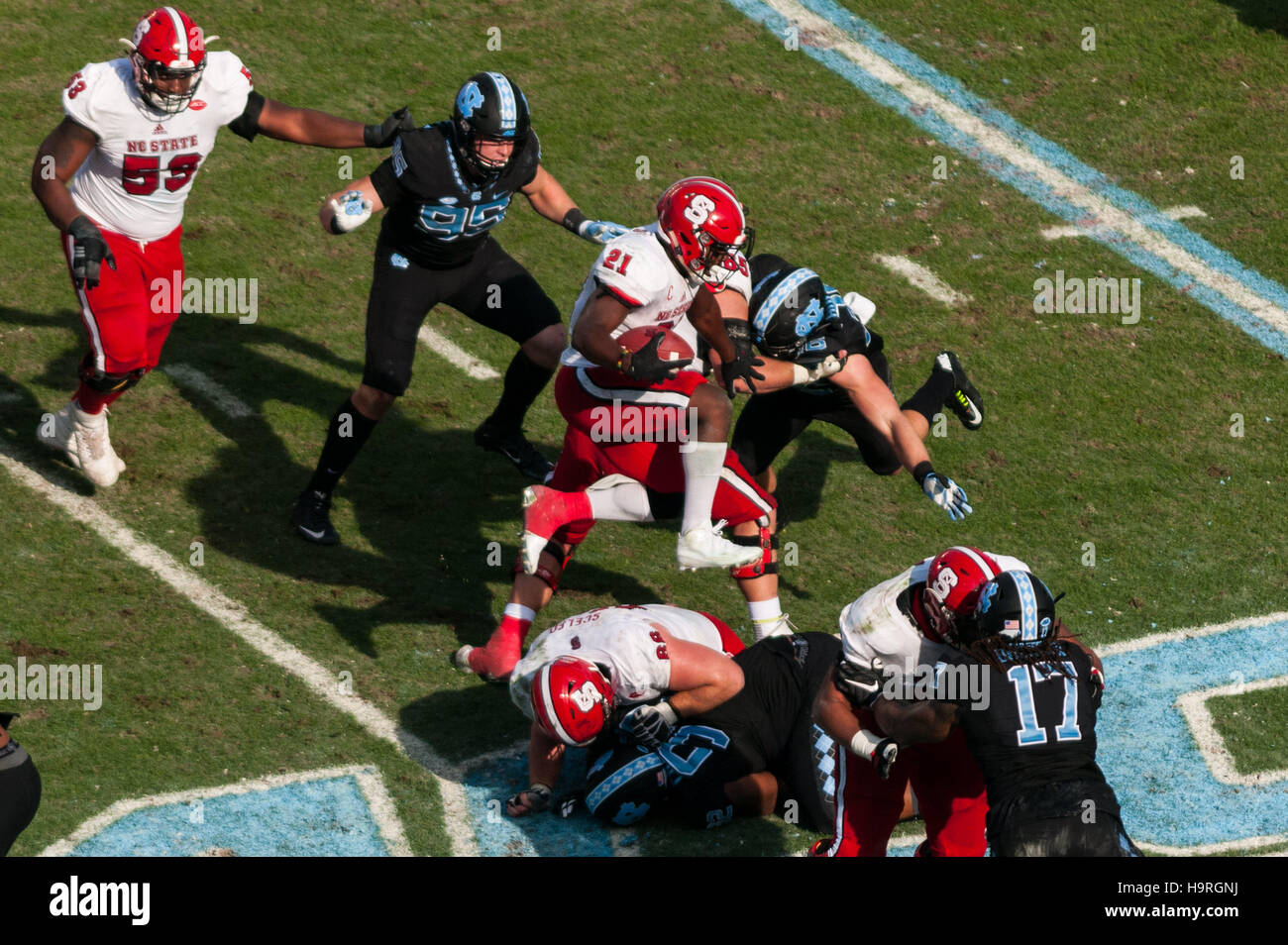 Chapel Hill, North Carolina, USA. 25 Nov, 2016. Nov. 25, 2016 - Chapel Hill, N.C., STATI UNITI D'AMERICA - North Carolina State Wolfpack running back Matteo Dayes (21) ostacoli la linea durante la prima metà di un NCAA Football gioco tra il North Carolina Tar Heels e il N.C. Wolfpack stato a Kenan Memorial Stadium di Chapel Hill, N.C. N.C. Lo stato ha vinto il gioco 28-21. © Timothy L. Hale/ZUMA filo/Alamy Live News Foto Stock