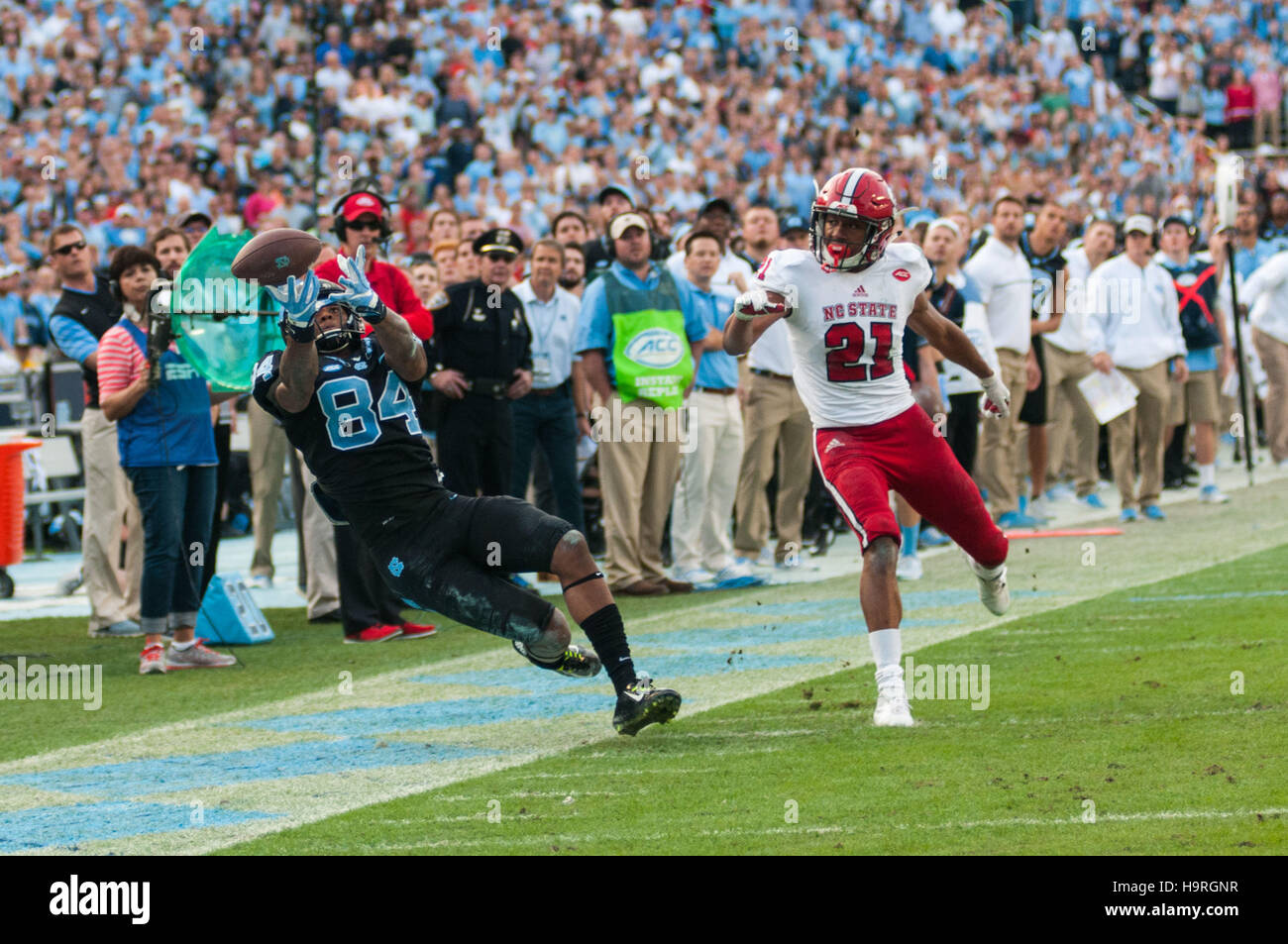 Chapel Hill, North Carolina, USA. 25 Nov, 2016. Nov. 25, 2016 - Chapel Hill, N.C., STATI UNITI D'AMERICA - La palla è appena al di fuori della portata del North Carolina Tar Heels wide receiver Bug Howard (84) durante la seconda metà di un NCAA Football gioco tra il North Carolina Tar Heels e il N.C. Wolfpack stato a Kenan Memorial Stadium di Chapel Hill, N.C. N.C. Lo stato ha vinto il gioco 28-21. © Timothy L. Hale/ZUMA filo/Alamy Live News Foto Stock