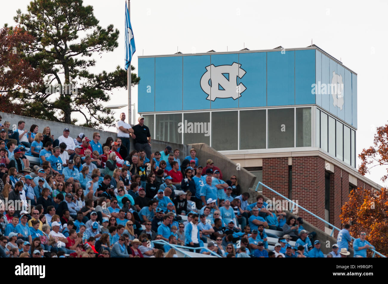 Chapel Hill, North Carolina, USA. 25 Nov, 2016. Nov. 25, 2016 - Chapel Hill, N.C., STATI UNITI D'AMERICA - North Carolina Tar Heels tifosi guardare durante la seconda metà di un NCAA Football gioco tra il North Carolina Tar Heels e il N.C. Wolfpack stato a Kenan Memorial Stadium di Chapel Hill, N.C. N.C. Lo stato ha vinto il gioco 28-21. © Timothy L. Hale/ZUMA filo/Alamy Live News Foto Stock