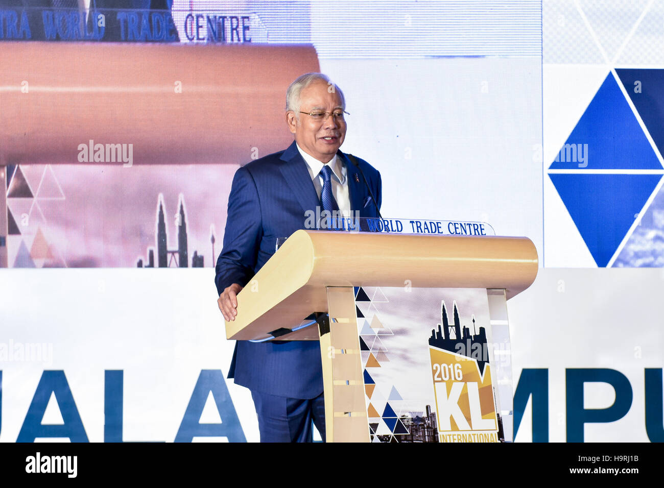 Kuala Lumpur, Malesia. 26 Nov, 2016. Il primo ministro della Malaysia, Najib Razak parla durante il KL International Youth discorso(KLIYD) 2016 al Putra World Trade Center il 26 novembre 2016, Kuala Lumpur, Malesia ospita il KLIYD2016 con il tema che abilita la gioventù per una più sicura e migliore ulteriori. Circa un migliaio i partecipanti dalla Malaysia e Asen regione ha partecipato alla conferenza. Credito: Chris Jung/ZUMA filo/Alamy Live News Foto Stock