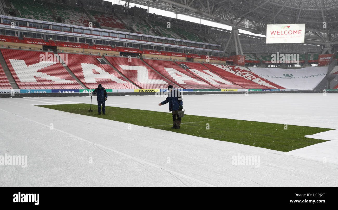 Zwei Green-Keeper pflegen am 26.11.2016 in Kasan, Russland, ein Rasenstück im Kazan Arena Stadion. Das restliche Spielfeld im Stadion ist zum Schutz gegen Schnee und Frost mit einer piano abgedeckt. Am Abend findet in der Tennisakademie von Kasan die Auslosung der Gruppen für den Confederations Cup 2017 statt. Das Acht-Nationen-Turnier findet vom 17. Juni bis 2. Juli 2017 in Russland statt. Foto: Christian Charisius/dpa (c) dpa - Bildfunk Foto Stock