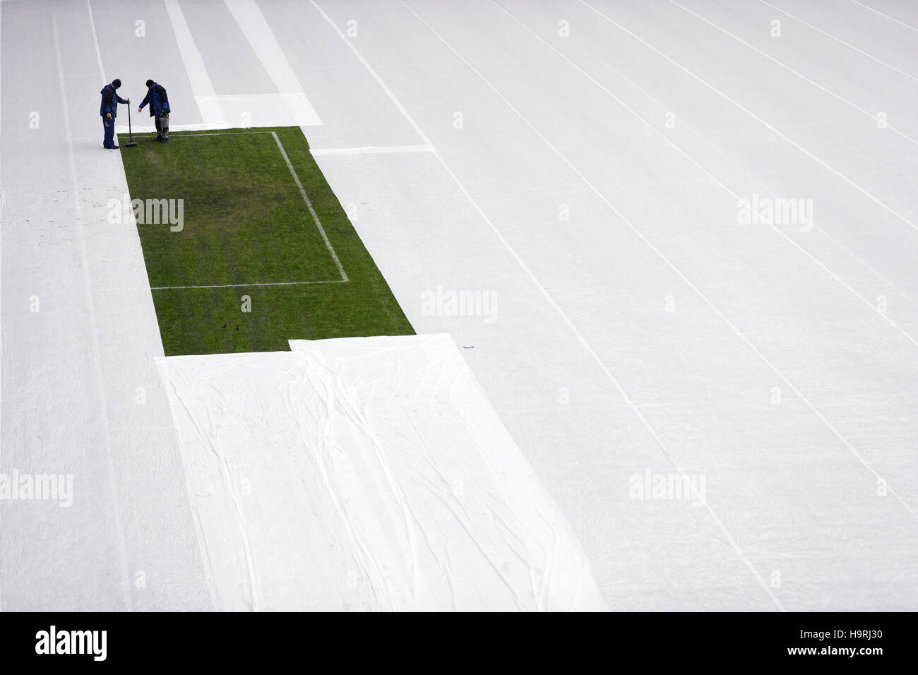 Zwei Green-Keeper pflegen am 26.11.2016 in Kasan, Russland, ein Rasenstück im Kazan Arena Stadion. Das restliche Spielfeld im Stadion ist zum Schutz gegen Schnee und Frost mit einer piano abgedeckt. Am Abend findet in der Tennisakademie von Kasan die Auslosung der Gruppen für den Confederations Cup 2017 statt. Das Acht-Nationen-Turnier findet vom 17. Juni bis 2. Juli 2017 in Russland statt. Foto: Christian Charisius/dpa Foto Stock