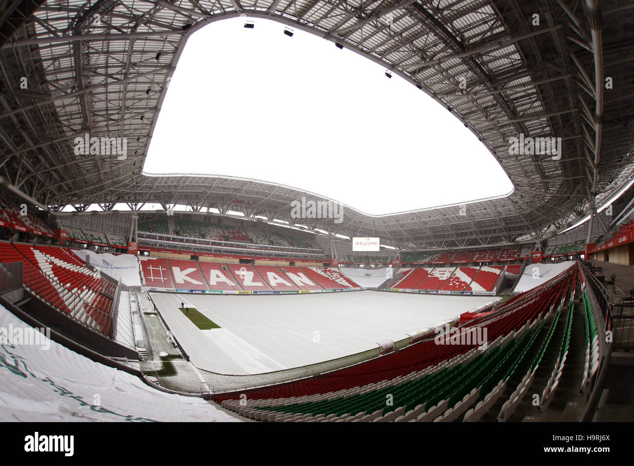 Zwei Green-Keeper pflegen am 26.11.2016 in Kasan, Russland, ein Rasenstück im Kazan Arena Stadion. Das restliche Spielfeld im Stadion ist zum Schutz gegen Schnee und Frost mit einer piano abgedeckt. Am Abend findet in der Tennisakademie von Kasan die Auslosung der Gruppen für den Confederations Cup 2017 statt. Das Acht-Nationen-Turnier findet vom 17. Juni bis 2. Juli 2017 in Russland statt. Foto: Christian Charisius/dpa Foto Stock
