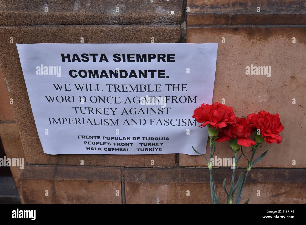 High Holborn, Londra, Regno Unito. Il 25 novembre 2016. Omaggi e carte per Fidel Castro al di fuori dell Ambasciata cubana in Londra Foto Stock