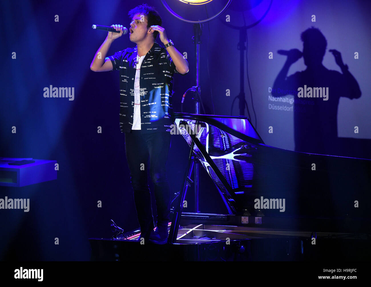 Duesseldorf, Germania. 25 Nov, 2016. Cantante britannico Jamie Cullum alla sostenibilità tedesco premio mostra a Duesseldorf in Germania, 25 novembre 2016. Foto: Henning Kaiser/dpa/Alamy Live News Foto Stock