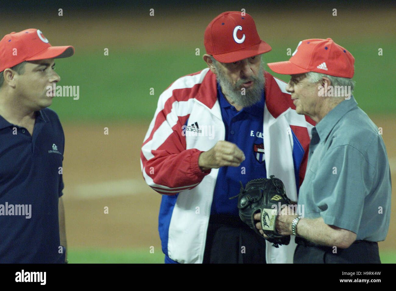 Ex U.S. Il presidente Jimmy Carter i colloqui con il presidente cubano Fidel Castro dopo una partita amichevole di baseball di Cuba contro gli Stati Uniti al 'Latino-americano' stadium a l'Avana, 14 maggio 2002. Del Carter, visitare i più importanti da un americano dal Presidente Fidel Castro ha preso il potere in una rivoluzione del 1959, è un tentativo di ponte a quattro decenni di guerra fredda faide tra Washington e l'Avana. Credito: Jorge Rey/MediaPunch Foto Stock