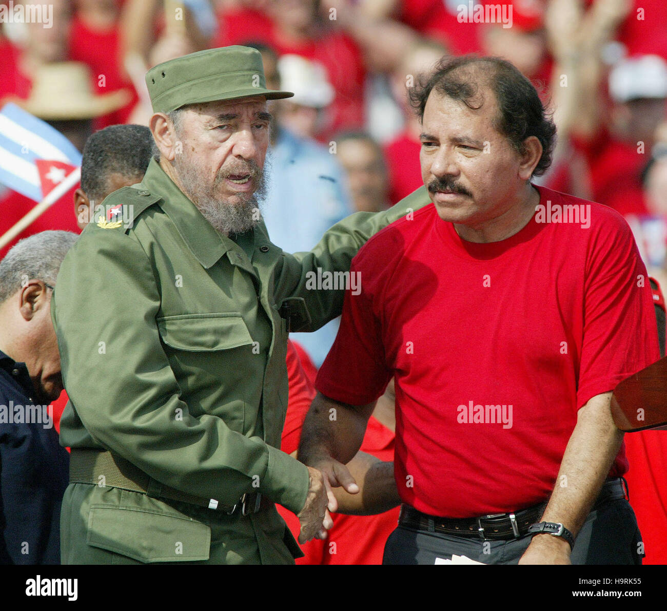 Il presidente cubano Fidel Castro (sinistra) scuote le mani wuith Daniel Ortega, Segretario della 'Sandinista anteriore' del Nicaragua, mentre si osserva la parata del giorno di maggio, l'Avana, Cuba, 2005. Nel presente anno il governo cubano ha realizzato riforme finanziarie cercando di riattivare la sua economia. Il 1 maggio 2005. Credito: Jorge Rey/MediaPunch Foto Stock