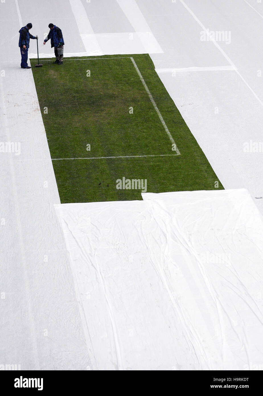 Dpatopbilder - Zwei Green-Keeper pflegen am 26.11.2016 in Kasan, Russland, ein Rasenstück im Kazan Arena Stadion. Das restliche Spielfeld im Stadion ist zum Schutz gegen Schnee und Frost mit einer piano abgedeckt. Am Abend findet in der Tennisakademie von Kasan die Auslosung der Gruppen für den Confederations Cup 2017 statt. Das Acht-Nationen-Turnier findet vom 17. Juni bis 2. Juli 2017 in Russland statt. Foto: Christian Charisius/dpa (c) dpa - Bildfunk Foto Stock