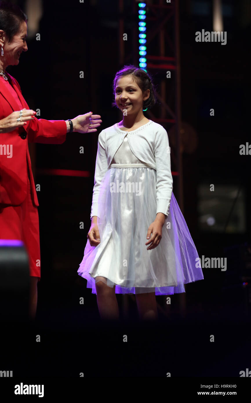 Sydney, Australia. Il 26 novembre 2016. Gratuitamente un concerto per bambini si è tenuto a Martin Place, che culminò con il fuoco funziona e l'albero di Natale Illuminazione. Nella foto: Sindaco di Sydney, Trifoglio Moore e una ragazza che ha vinto un concorso premere il pulsante alla luce l albero di Natale e di avviare i fuochi d'artificio. Credito: Richard Milnes/Alamy Live News Foto Stock