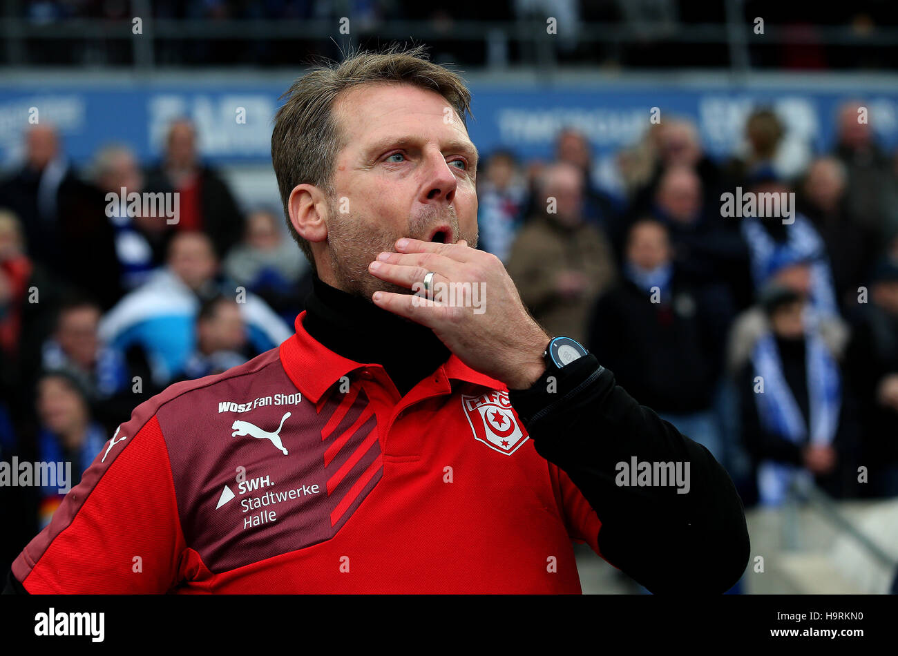 Magdeburg, Deutschland. 26 Nov, 2016. Fußball: 3. Liga, 1. FC Magdeburg - Hallescher FC, 16. Spieltag am 26.11.2016 in MDCC-Arena, Magdeburg (Sachsen-Anhalt). Halles Trainer Rico reagiert Schmitt. (Wichtiger Hinweis: Der DFB untersagt Die Verwendung von Sequenzbildern im Internet und in Online-Medien während des Spiels (einschließlich Halbzeit). Sperrfrist! Der DFB erlaubt die Publikation und Weiterverwertung der Bilder auf mobilfunkfähigen Endgeräten insbesondere (MMS) und über DVB-H und DMB erst nach Spielende.) Foto: Ronny Hartmann/dpa-Zentralbild/dpa /dpa/Alamy Live News Foto Stock