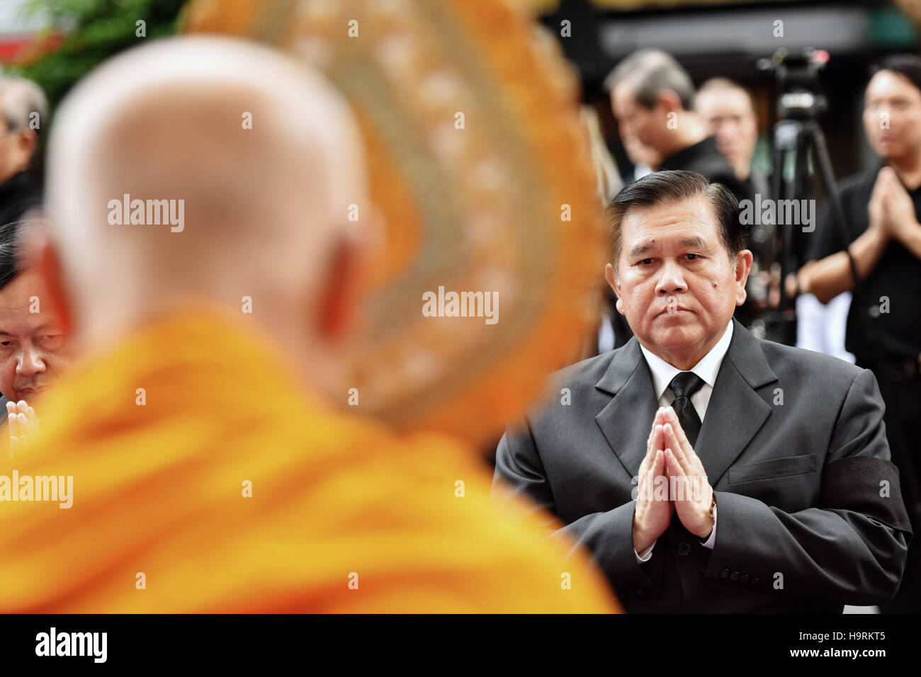 Bangkok, Tailandia. 26 Nov, 2016. Vice Primo Ministro thailandese ha Thanasak Patimaprakorn (R) assiste una preghiera detenute per il defunto Re Bhumibol Adulyadej presso la Chinatown di Bangkok, Thailandia, su nov. 26, 2016. La Thailandia è stato immerso nel dolore dopo il Re Bhumibol la morte su 13 Ottobre, con il lutto e riverenza di eventi che si tengono in tutto il paese durante un anno lungo periodo di lutto. Credito: Li Mangmang/Xinhua/Alamy Live News Foto Stock
