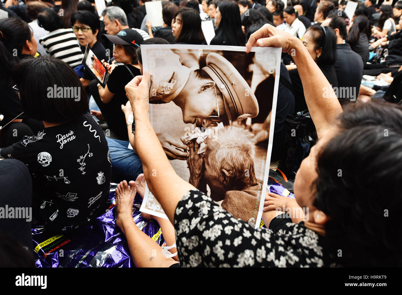 Bangkok, Tailandia. 26 Nov, 2016. Una donna può contenere una foto della Thailandia del compianto Re Bhumibol Adulyadej durante un lutto manifestazione svoltasi presso la Chinatown di Bangkok, Thailandia, su nov. 26, 2016. La Thailandia è stato immerso nel dolore dopo il Re Bhumibol la morte su 13 Ottobre, con il lutto e riverenza di eventi che si tengono in tutto il paese durante un anno lungo periodo di lutto. Credito: Li Mangmang/Xinhua/Alamy Live News Foto Stock