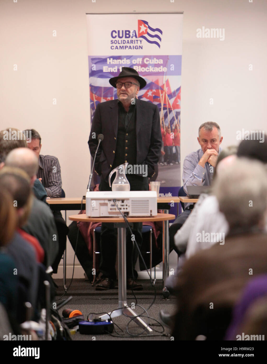 Londra REGNO UNITO 26 novembre 2016 George Galloway politico britannico, ex MP ,emittente, e scrittore. Tra le elezioni generali del 1987 e 2015, con un divario tra il 2010 e il 2012, ha rappresentato quattro circoscrizioni come un membro del Parlamento, eletto come candidato per il partito laburista e più tardi il rispetto delle parti.Rivolgendosi ai delegati dell'America Latina Adelante 2016. @Paolo Quezada-Neiman/Alamy Live News. Foto Stock