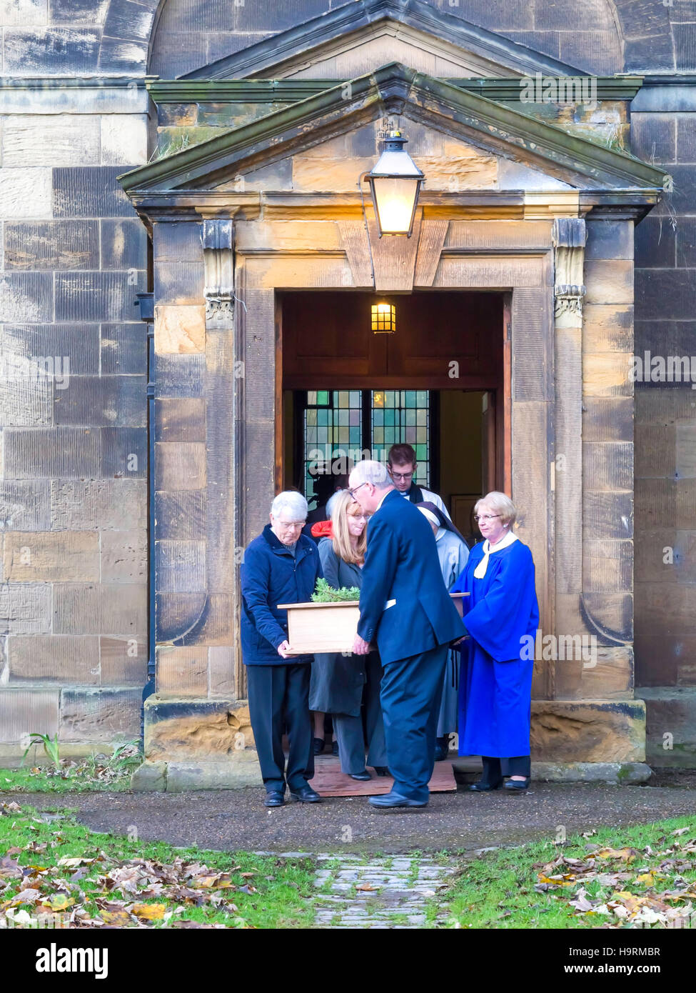 Kirkleatham Redcar 26 novembre 2016. Durante la costruzione di una scuola a Kirkleatham rimane di 19 corpi sono stati trovati. Archeologia e datazioni al radiocarbonio trovato loro di essere cristiani anglosassone da 680AD per 780annuncio. Vi sono resti di 19 persone, di cui 9 uomini e 7 donne. Oggi vi era un re-internamento servizio a St Cuthberts Chiesa Kirkleatham. Vicario di Kirkleatham, Rev. Matt Strand, ha portato il servizio, accompagnato dal Vescovo di Whitby, il diritto Rev. Paolo Ferguson. Credito: Pietro Giordano NE/Alamy Live News Foto Stock