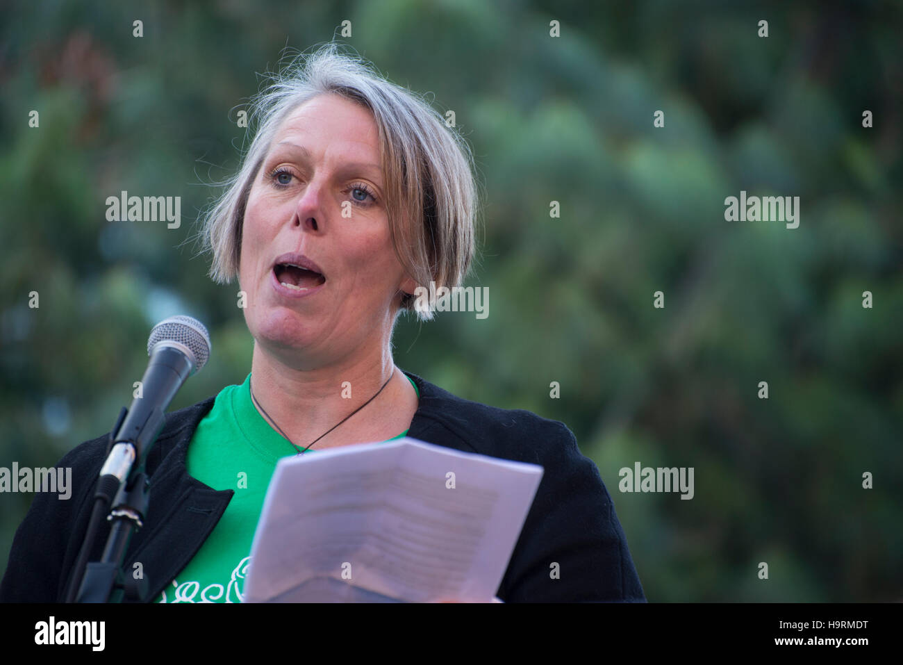 Manchester, Regno Unito. 26 Novembre, 2016. Louise Regan, insegnante e Senior Vice Presidente dell Unione Nazionale degli insegnanti, parla a un Unione nazionale degli insegnanti nel rally di Manchester. Il rally è stato tenuto a sostegno dell Unione Nazionale degli insegnanti (dado) che lottano contro il governo conservatore la politica in materia di istruzione che il dado di essere male per gli insegnanti e gli alunni. Credito: Jonathan Nicholson/Alamy Live News Foto Stock