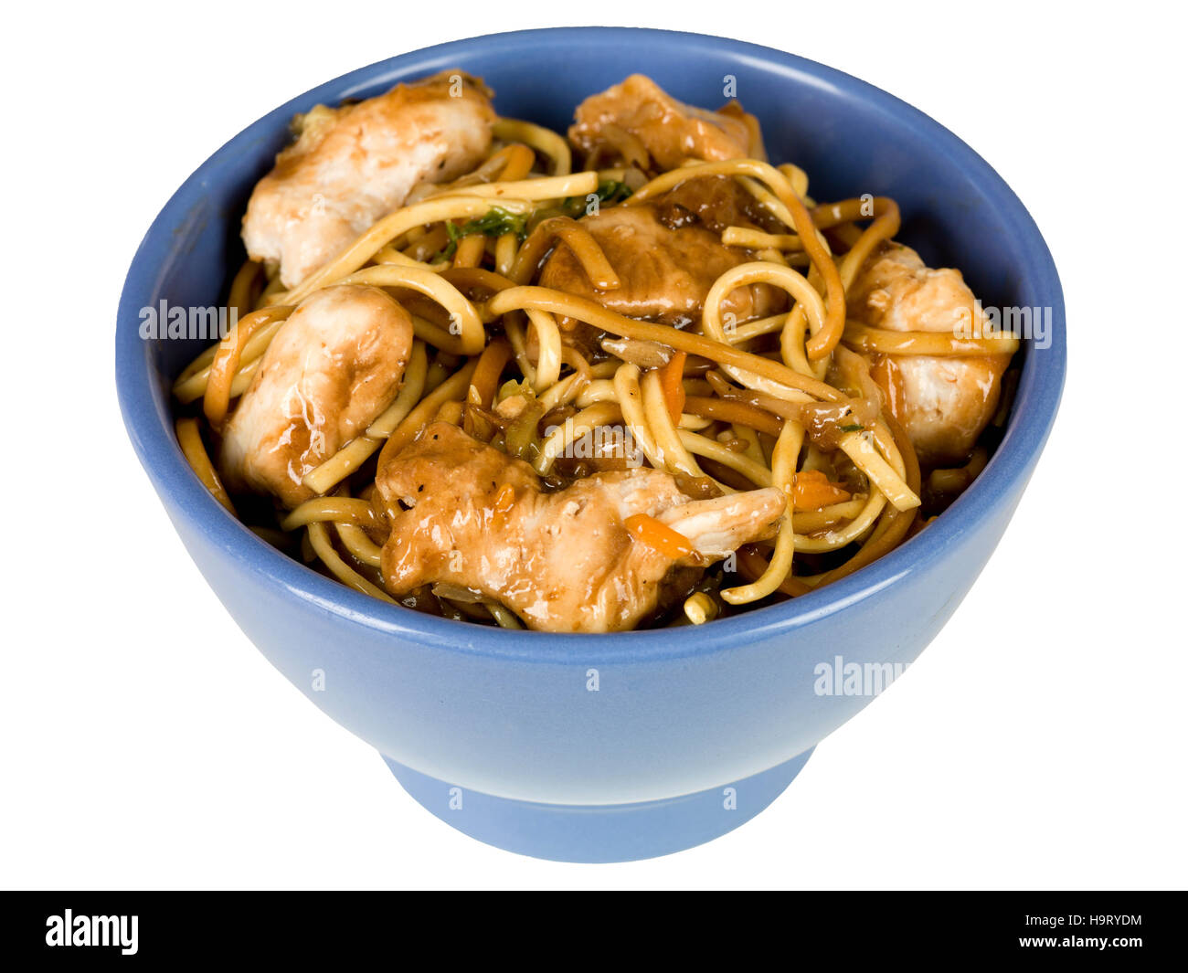 Pollo Chow Mein pasto cinese in una ciotola contro uno sfondo bianco Foto Stock