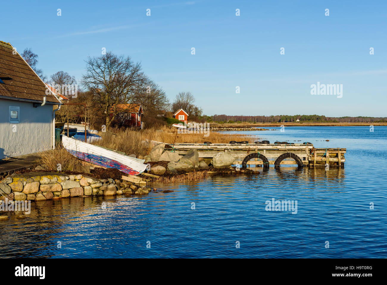 Tirato su imbarcazioni a remi in legno nel paesaggio costiero in caduta. Boathouses in background. Kristianopel in Svezia. Foto Stock