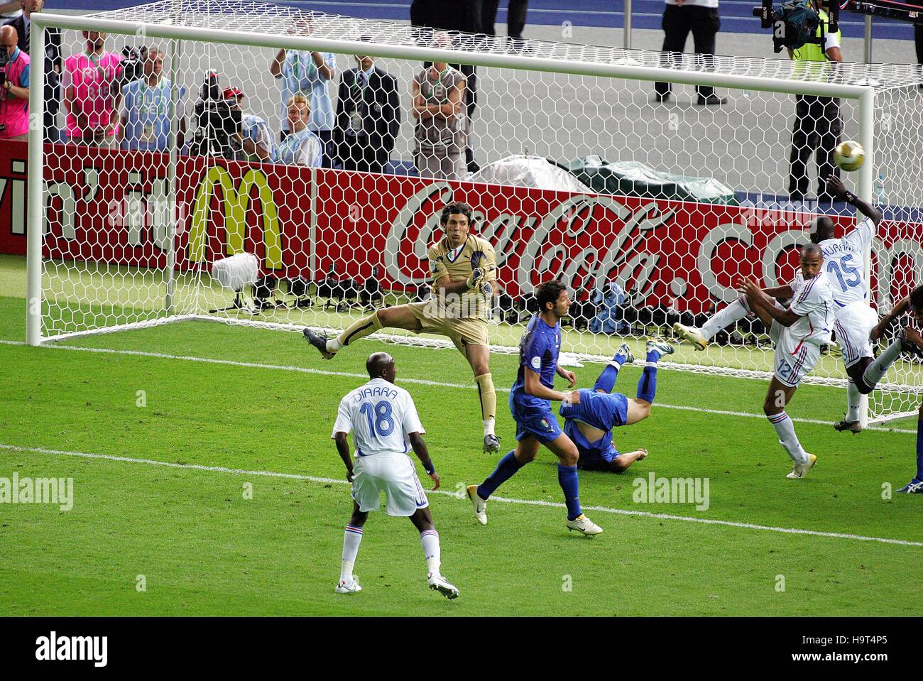 Caos in Italia area di rigore ITALIA V FRANCIA OLYMPIASTADION BERLINO GERMANIA 09 Luglio 2006 Foto Stock