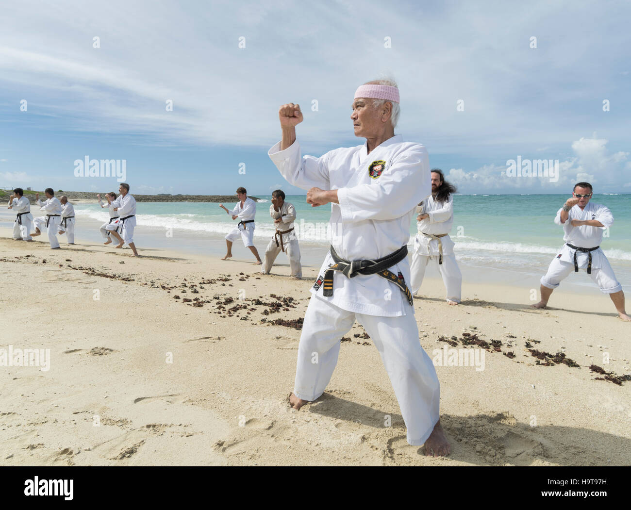 Esecuzione di kata di karate di Okinawa il luogo di nascita di karate come parte di 100 Kata per il Karate giorno evento 2016. Foto Stock