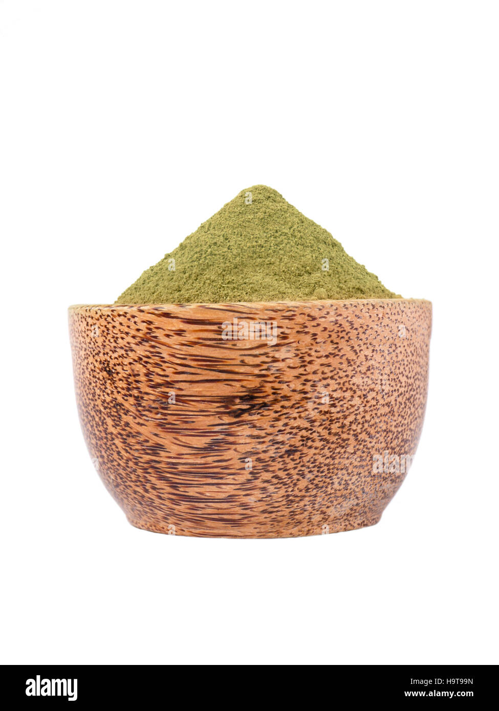 Henna lawsonia inermis polvere nella tazza di cocco isolato su bianco Foto Stock