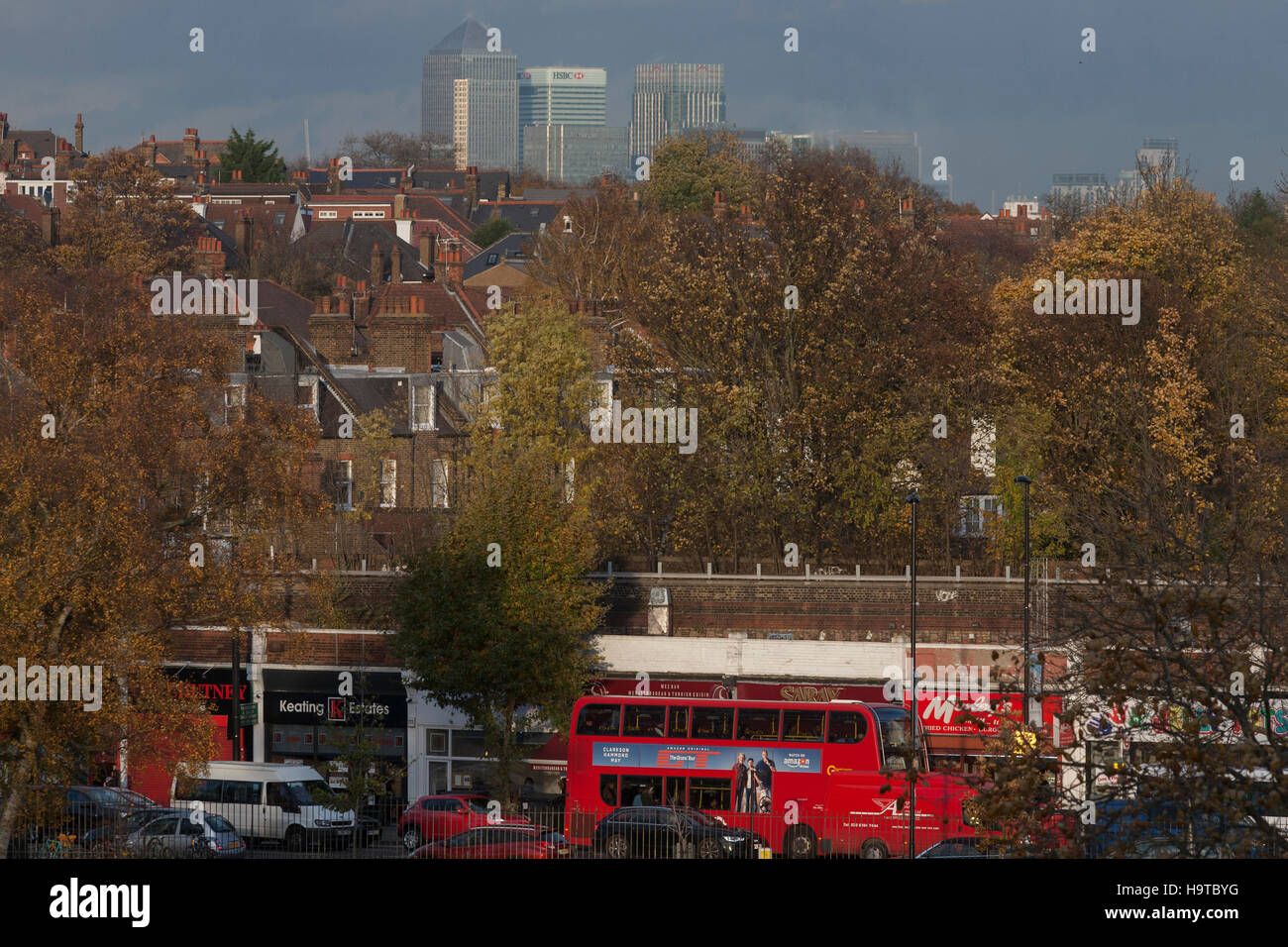 Paesaggio di Herne Hill Lambeth SE24, nel sud di Londra e da Canary Wharf in distanti Docklands in background. Foto Stock